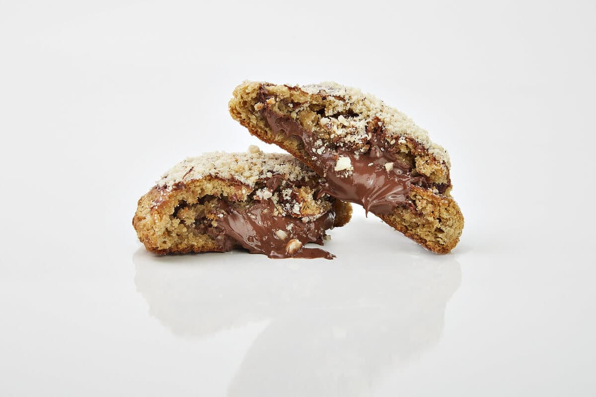 Cookie Original Nutella partido, mostrando o recheio