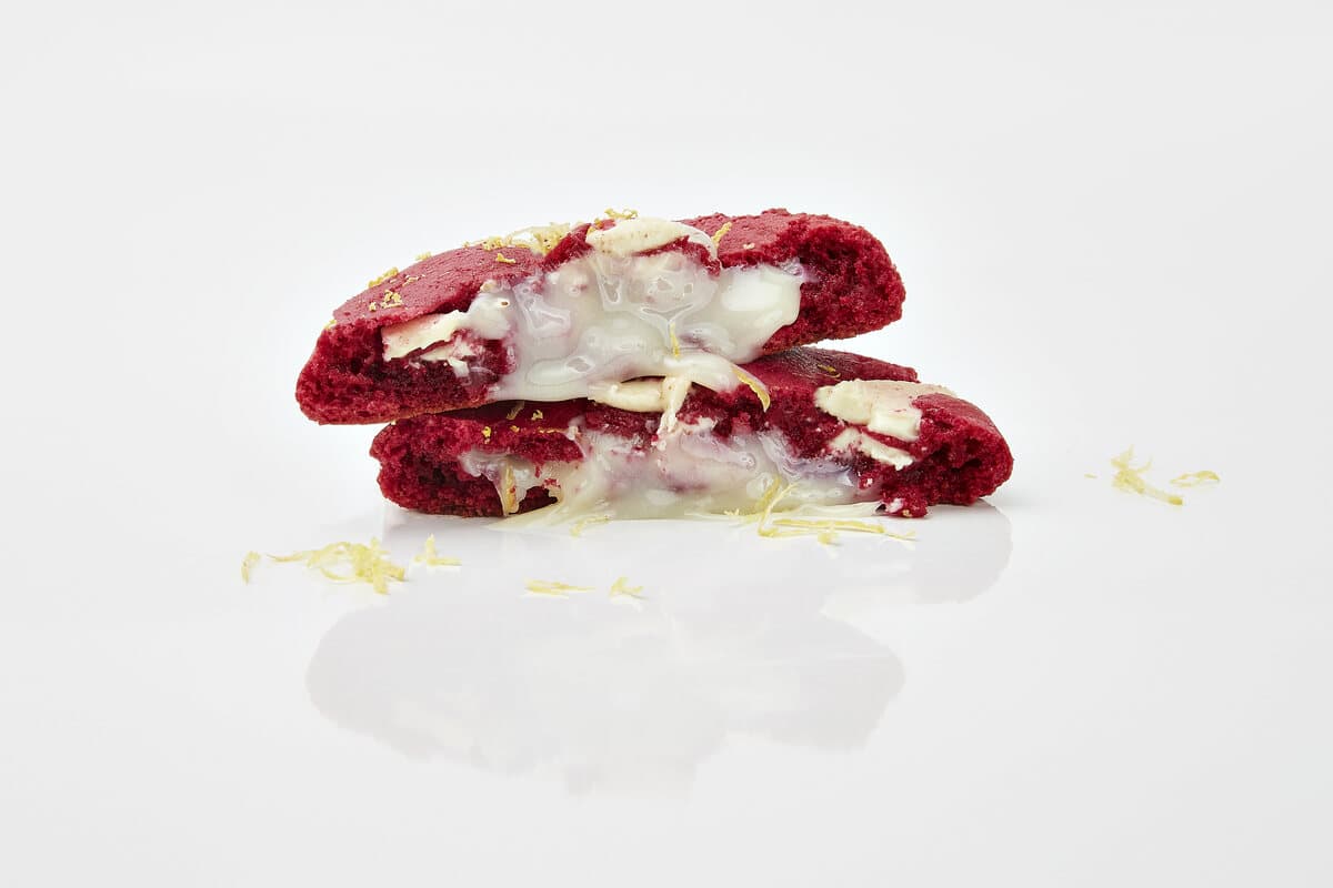Cookie Red Velvet Lemon partido, mostrando o recheio