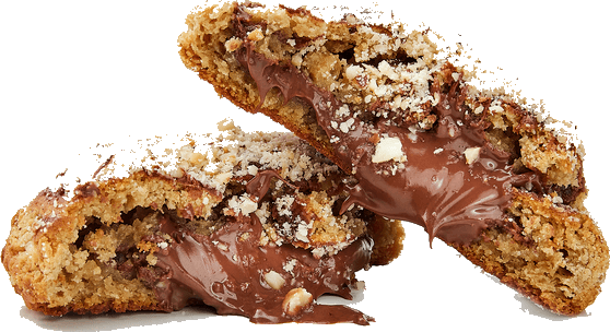 Cookie de Nutella partido, recheio escorrendo